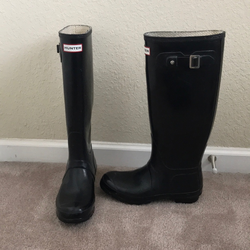 Hunter Black Tall Rain Boots w 2 pairs of socks
